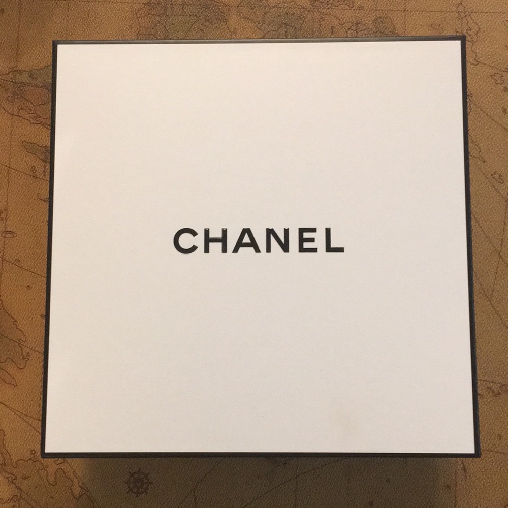 CHANEL White Gift Box